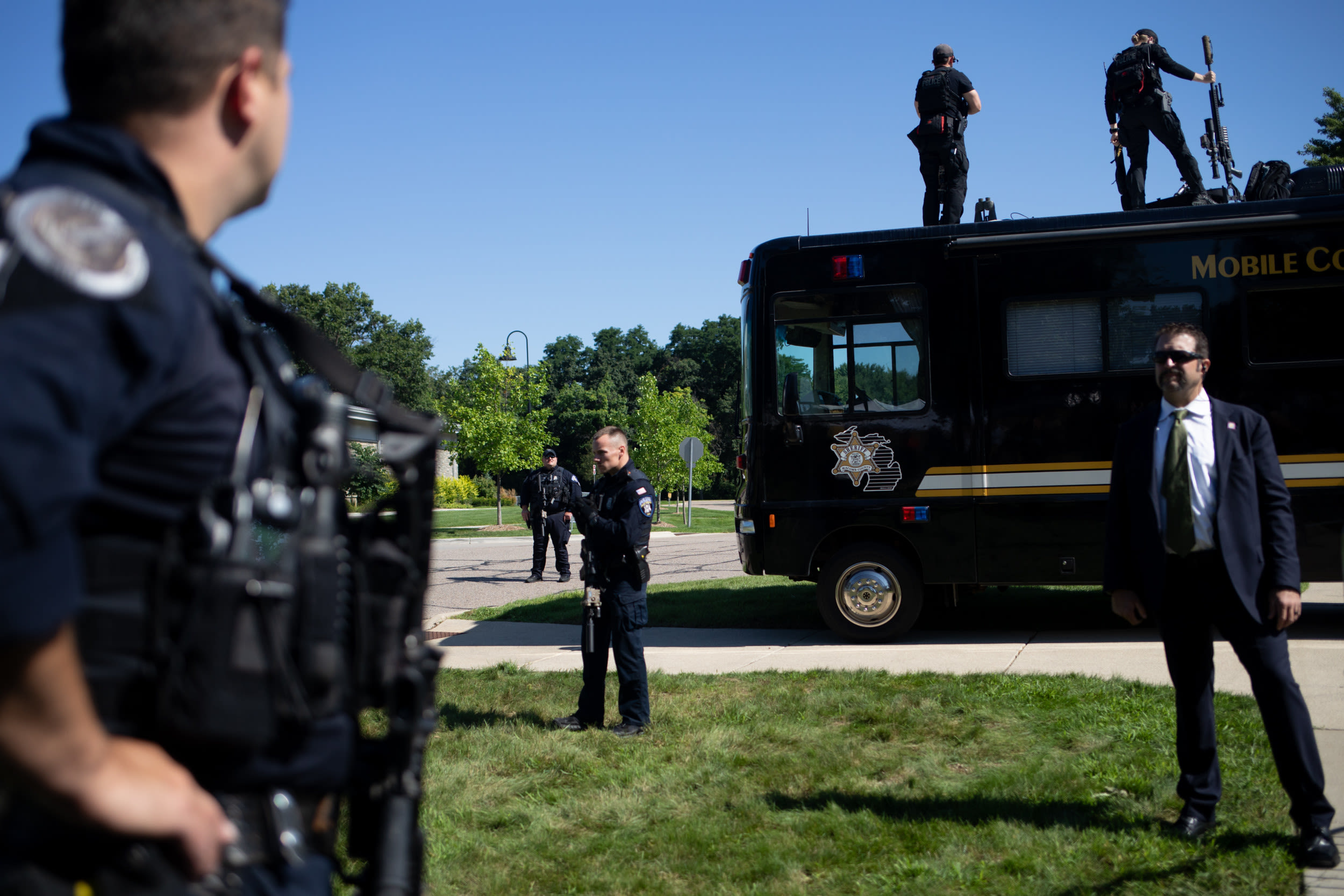 Photo of DHS agent at JD Vance rally sparks new Secret Service guidance