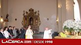 Manuel Serrano acompaña a los vecinos del barrio de Fátima en el día grande de su Patrona durante la tradicional misa y posterior procesión y ofrenda floral en su honor