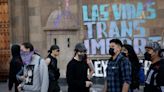 Protestan en el Palacio Nacional de México tras el asesinato de una activista trans