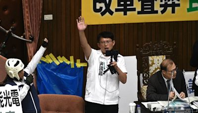 遭批「破壞台灣民主」獎項遭撤銷 黃國昌酸：民主非專屬單一政黨