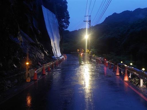 凱米重創！三峽縣道114線慘坍方 「徹夜搶修」今晨順利通行