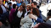 Barbón reparte saludos y selfies entre el público tras el desfile en Oviedo: "Vaya como adelgazaste"
