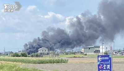 黑煙龍捲竄天！雲林板模場大火燒1百平方公尺 化學車出動