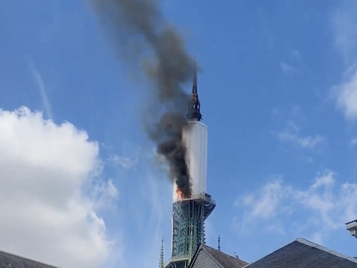 La flèche de la Cathédrale de Rouen est en feu