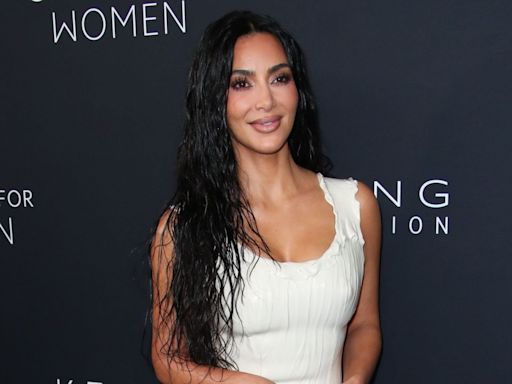 Kim Kardashian jambes à l’air et tétons apparents sur Instagram, elle exhibe sa poitrine dans un body ultra-décolleté