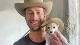 Glen Powell y su perro Brisket: una historia de adopción que iluminó el rodaje de “Twisters”