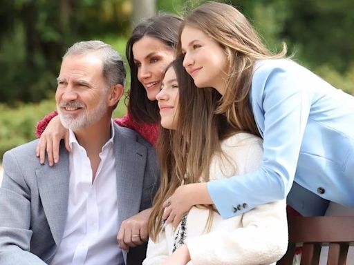 Felipe y Letizia posan con sus hijas en el 20 aniversario de su boda: el look más relajado de la Familia Real