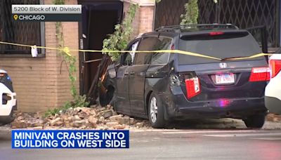 Driver runs red light, strikes minivan, crashes into building in North Austin, Chicago police say