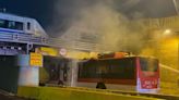 Bus eléctrico RED se incendia tras quedar atrapado bajo paso ferroviario: Bomberos trabajó con espuma para enfriar baterías de litio - La Tercera