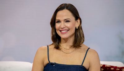 Jennifer Garner And Her Mother Make A Family-Favorite Recipe That “Tastes Like Summer”