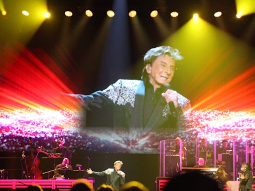 At 81, Barry Manilow doesn't miss a beat at sweet, fun, final (he says) Milwaukee concert