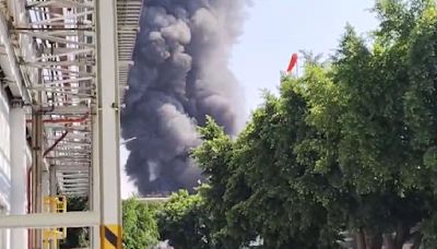 ¡Gran columna de humo! Se registra intenso incendio en Ecatepec hoy en una fábrica de plásticos