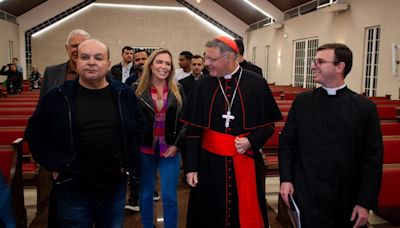 Ibaneis entrega contrato de concessão de uso para capela do Guará