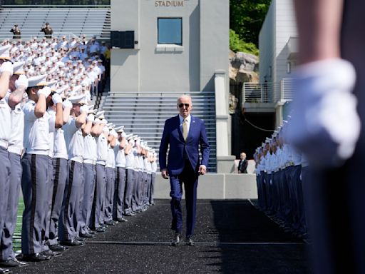 Biden recuerda a cadetes graduados de West Point que deben afrontar amenazas "como nunca antes"