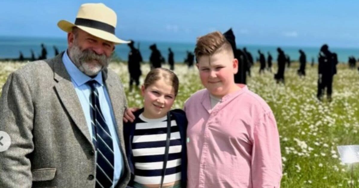 Dick Strawbridge leaves fans emotional as he reminds kids of ‘brave sacrifice’