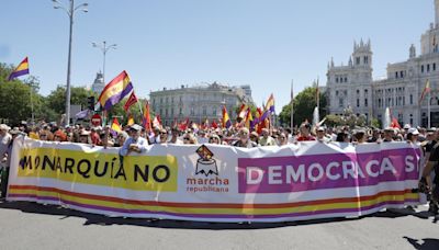 Varios miles de manifestantes piden abolir la monarquía en una marcha en Madrid: 'Diez años bastan'