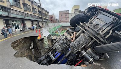 台中沙鹿路面塌陷驚見天坑！混凝土車填土救援反墜坑…司機受傷送醫