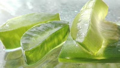 ¿Cómo se puede hacer la crema de aloe vera para eliminar manchas en la piel?