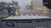 女撐傘過馬路險遭左轉貨車撞 網批：雨天行人地獄