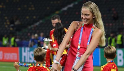 Alice Campello anima a La Roja (y a su marido) con el 'little red dress' más favorecedor del verano