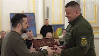 Zelenski libera del servicio militar al exjefe de las FFAA Valeri Zaluzhni por "motivos de salud"