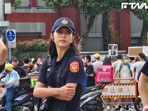 立法院外擠滿抗議人潮！最吸睛的是這名正妹女警 目前下班了