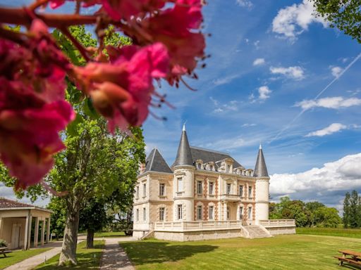 Louis de Funès : ce superbe château où il a vécu (son dernier refuge) a été transformé en 41 appartements