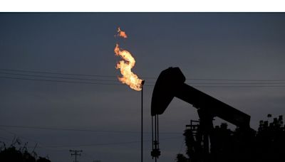 Oil Extends Advance as Shrinking US Crude Stockpiles Buoy Mood