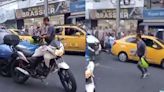 Escena viral de motociclista que armó en pelea y acabó 'muerto' del susto quedó bajo lupa