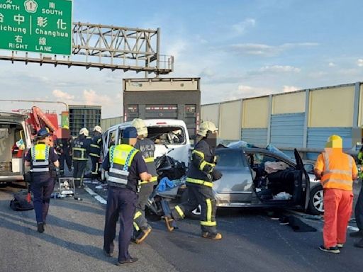 國三4車連環撞2人不治 現場畫面曝「一車慘成廢鐵」