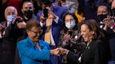 Karen Bass jura como alcaldesa de Los Ángeles. Es la primera mujer que ocupa el cargo