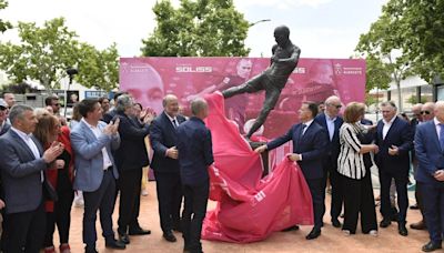 Albacete descubre la estatua que homenajea a Andrés Iniesta y el gol que dio a España el Mundial 2010