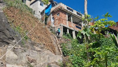 Obra feita com ajuda de técnicas de alpinismo acaba com despejo irregular de esgoto no Lins | Rio de Janeiro | O Dia