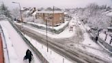 Fuertes nevadas en Reino Unido: tres niños muertos, gente atrapada en los autos y un aeropuerto cerrado