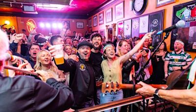 The Wolfe Tones surprise fans with secret gig at beloved London Irish pub