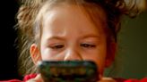 La preocupante alerta en Reino Unido sobre el uso de móviles entre niños de 5 a 7 años