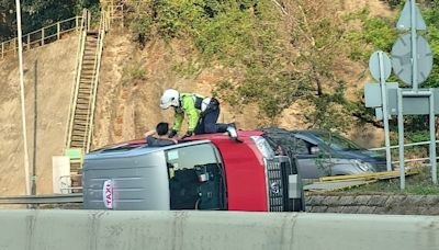 車Cam直擊：避動物鏟壆翻側 的哥乘客受傷送院