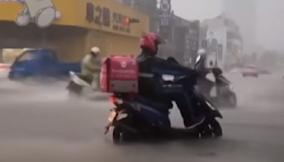 午後暴雨狂炸南台灣！ 積水超過腳踝