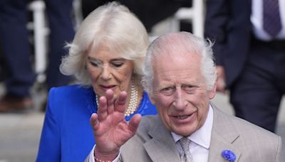 Carlos III es sorprendido por una anciana con un beso delante de Camila