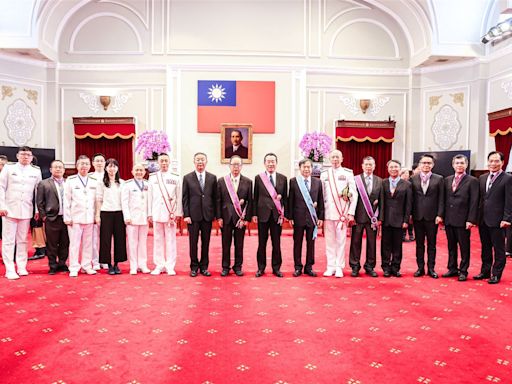 蔡總統贈勳顧立雄等22名政務人員 期許共同守護國家、人民