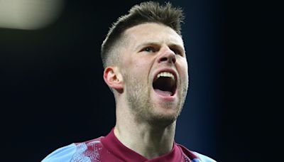 Gudmundsson rejoins Burnley on one-year deal