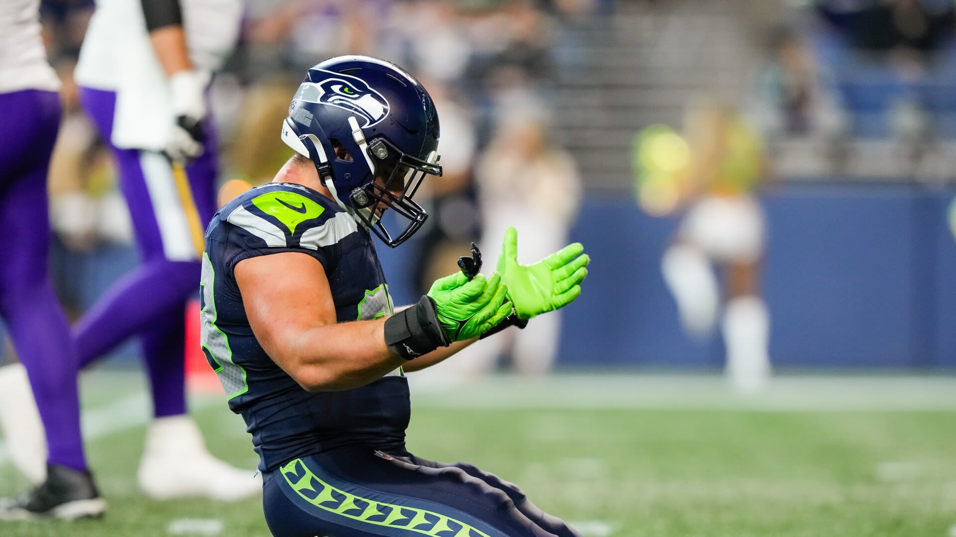 Seahawks waive LB Levi Bell