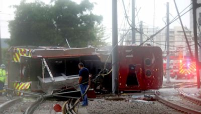 4 Dallas firefighters injured as engine crashes off bridge, lands on railway below