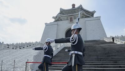 民主大道首度實施三軍儀隊禮兵巡查訓練展示 各國遊客齊聚見證