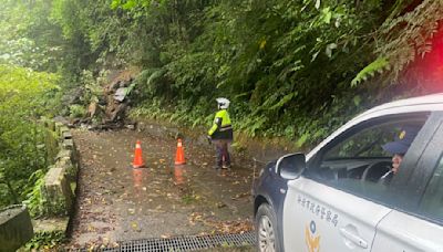 烏來午後雨 土石坍方道路中斷