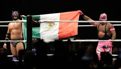 Rey Mysterio y Dragon Lee, triunfan en el Supershow de la WWE en la Ciudad de México