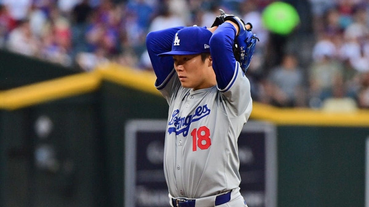 Dodgers' Yoshinobu Yamamoto makes first appearance vs. Giants