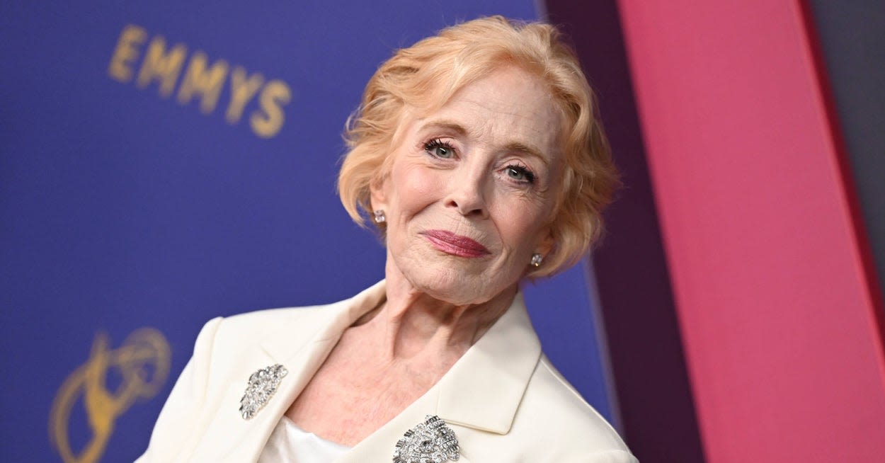 Holland Taylor's Sincere Response To A Fashion Critic Who Disliked Part Of Her Emmys Outfit Is Genuinely Awesome