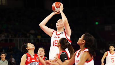 China's 7-foot-3 teen basketball star towers over her competitors in viral video