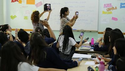 ¿Permitir o prohibir el celular en el aula? Un estudio noruego analiza los casos europeos y recomienda no usarlos, pero no todos los expertos acuerdan